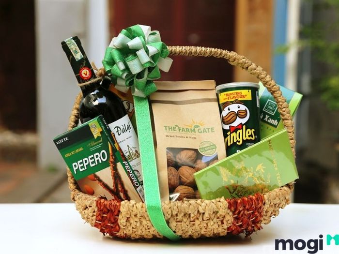 Mẫu 1: Quà Mừng Khai Trương – Giỏ Quà Đầy Ý Nghĩa