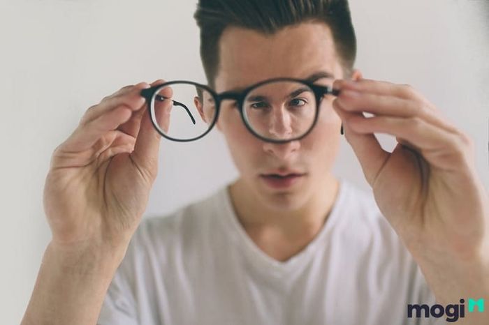 Hãy luôn sử dụng cả hai tay để đeo và tháo kính