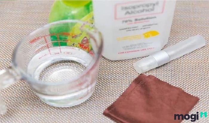 Những Nguyên Liệu Cần Chuẩn Bị Để Tự Làm Dung Dịch Vệ Sinh Kính Cận