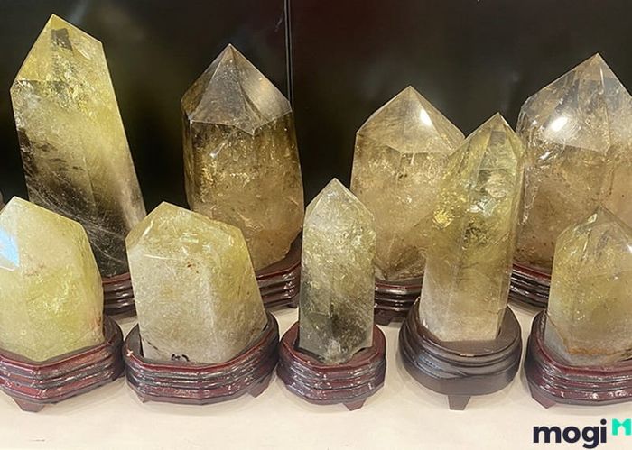 Tân Sửu hợp hướng nào? Trụ đá thạch anh là một vật phẩm phong thủy hữu ích, có khả năng hóa giải những hướng nhà xấu và mang lại năng lượng tích cực.
