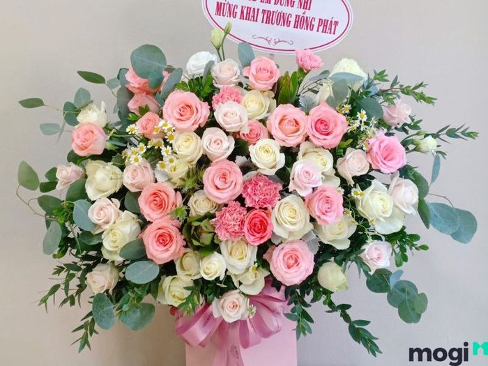 Mẫu 2: Quà Mừng Khai Trương – Giỏ Hoa Tươi Tươi Thắm