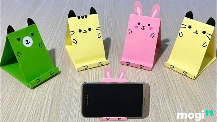 Mẫu 2: Giá đỡ điện thoại tái chế từ giấy