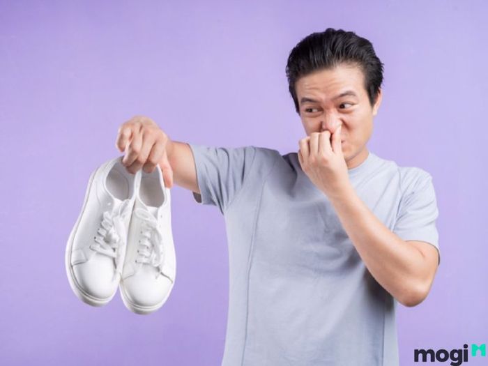 Nguyên nhân gây mùi hôi giày và cách khử