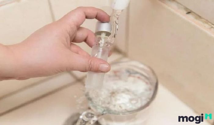 Làm sạch và làm khô bình xịt trước khi cho dung dịch vào