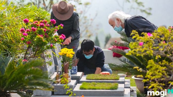 Ngày Tết Thanh Minh là dịp để con cháu tưởng nhớ tổ tiên, dọn dẹp mộ phần và cúng bái vào ngày 5 tháng 3 Âm lịch mỗi năm.