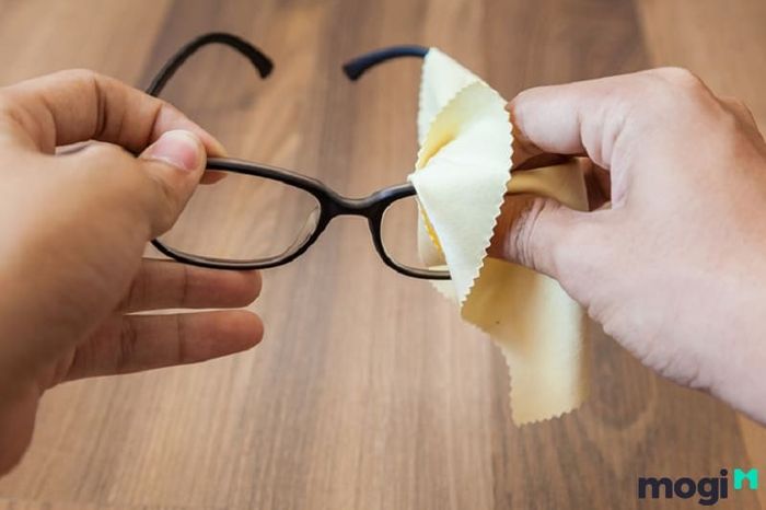 phương pháp vệ sinh kính cận