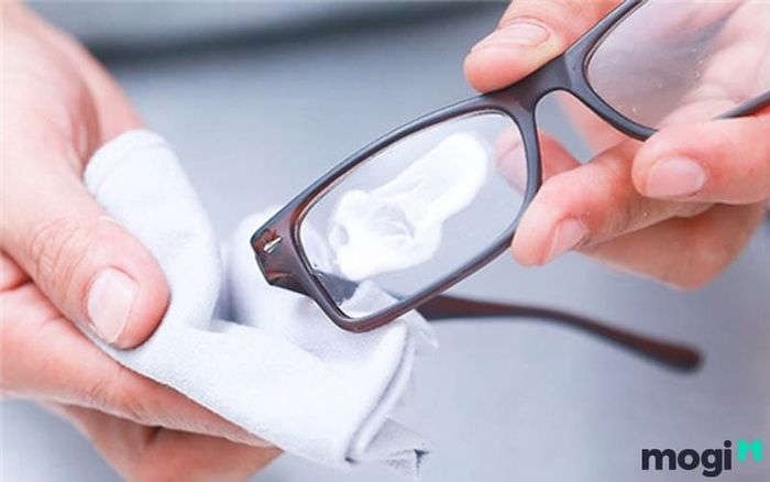 Vệ sinh kính cận đều đặn giúp bảo vệ và duy trì chất lượng kính lâu dài