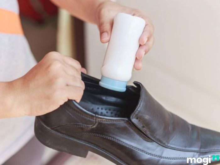 Cách khử mùi hôi giày: Sử dụng phấn rôm