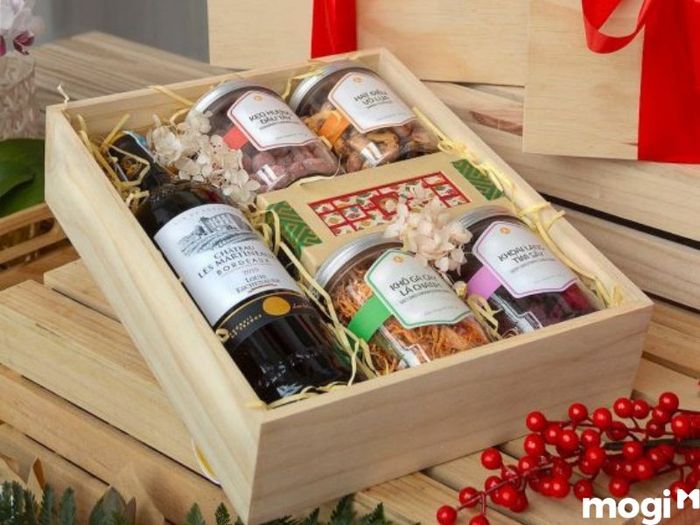 Mẫu 2: Quà Mừng Khai Trương – Giỏ Quà Sang Trọng