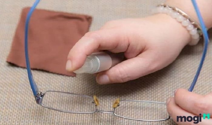 Vệ sinh kính cận thường xuyên với dung dịch đã pha chế để kính luôn sạch sẽ