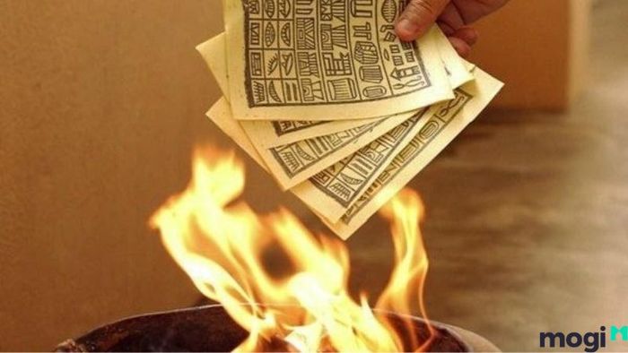 Bể ly là điềm báo gì? Đốt phong lông là một cách để hóa giải vận hạn, giúp xua đuổi điều xui xẻo.