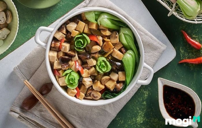 Bạn có thể thêm cải thìa vào mì căn sốt nấm rơm để món ăn thêm phong phú và hấp dẫn, mang lại một bữa ăn ngon miệng và đầy đủ chất dinh dưỡng.