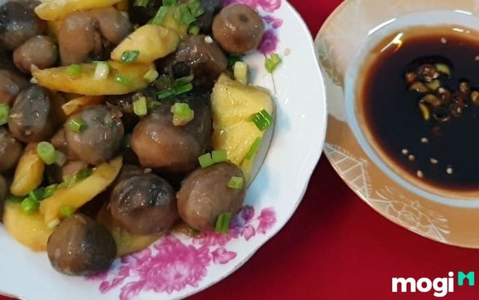 Nấm rơm xào dứa chua ngọt là món ăn dễ làm với sự kết hợp tuyệt vời giữa vị chua ngọt của dứa và độ dai của nấm rơm. Món này không chỉ thơm ngon mà còn rất bổ dưỡng.