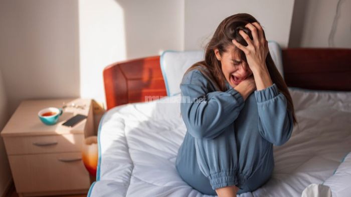 Mơ thấy ngồi khóc trên giường