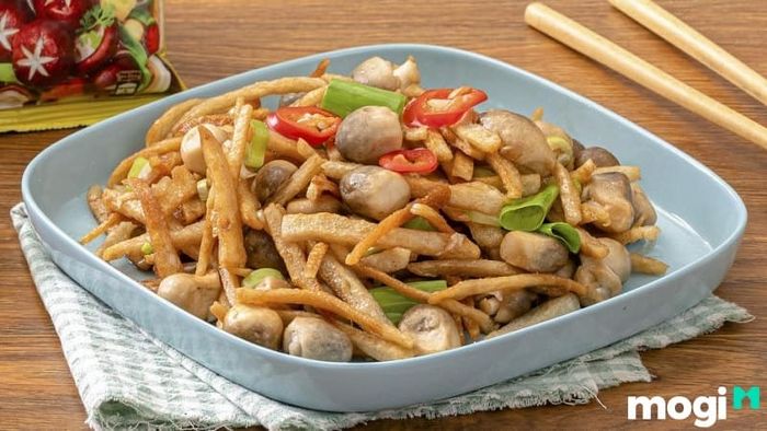 Một biến tấu thú vị của mì căn là kết hợp với nấm rơm để tạo ra món ăn chay độc đáo, mang đến hương vị mới mẻ và hấp dẫn.