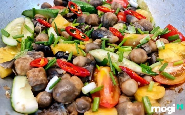 Ngoài việc xào nấm rơm với dứa, bạn cũng có thể kết hợp thêm cà chua và dưa leo để món ăn trở nên phong phú và ngon miệng hơn.