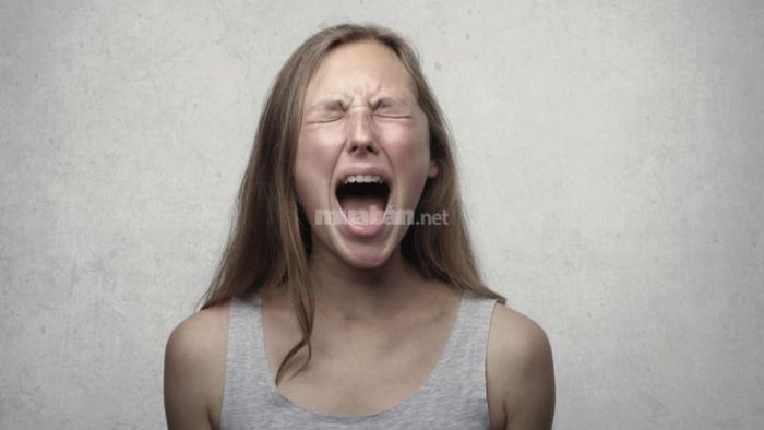 Mơ nhìn thấy răng người khác khi họ khóc