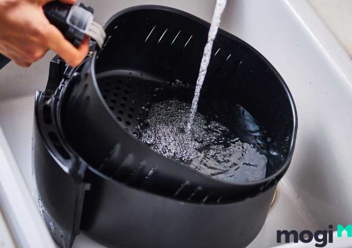 Những điều cần lưu ý khi vệ sinh và khử mùi nồi chiên không dầu