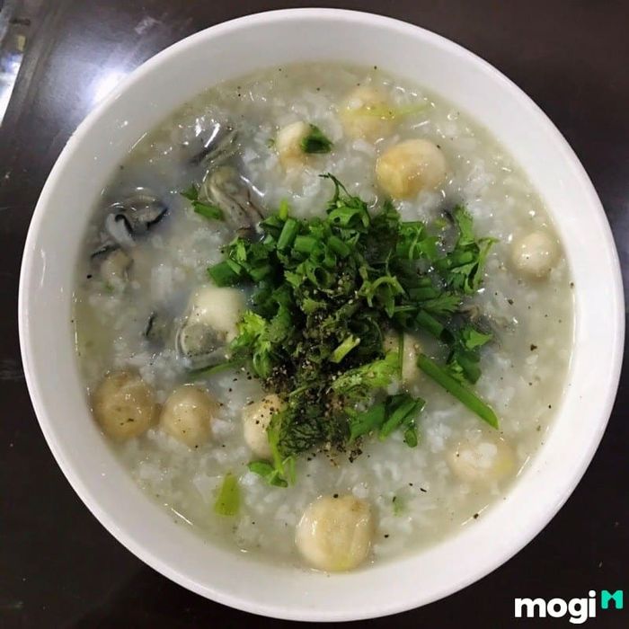 Cháo hàu nấm rơm là món ăn không chỉ ngon mà còn rất bổ dưỡng, mang lại hương vị thanh mát và đầy đủ dinh dưỡng.
