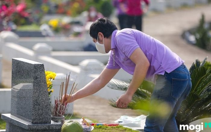 Trong 49 ngày có nên ra mộ hay không?
