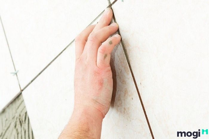 Việc chọn gạch ốp tường chất lượng kém không chỉ khiến công trình nhanh chóng xuống cấp mà còn gây ra hiện tượng ố vàng không mong muốn.