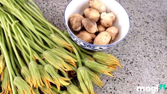 Các nguyên liệu cho món này rất dễ tìm và đơn giản, thích hợp cho những ai muốn có một bữa ăn nhanh gọn mà vẫn đầy đủ dưỡng chất.