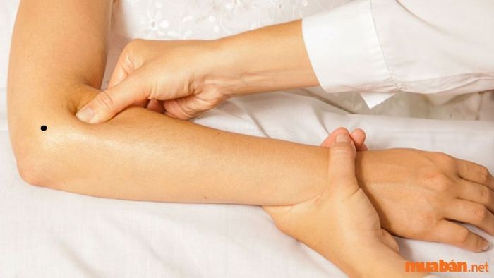 Ý nghĩa nốt ruồi ở khuỷu tay phải đối với nam giới