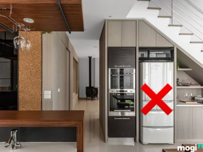 Việc đặt tủ lạnh dưới gầm cầu thang là điều kiêng kỵ vì không đảm bảo không gian và lưu thông không khí cho tủ, ảnh hưởng đến hiệu suất và tuổi thọ của tủ lạnh.