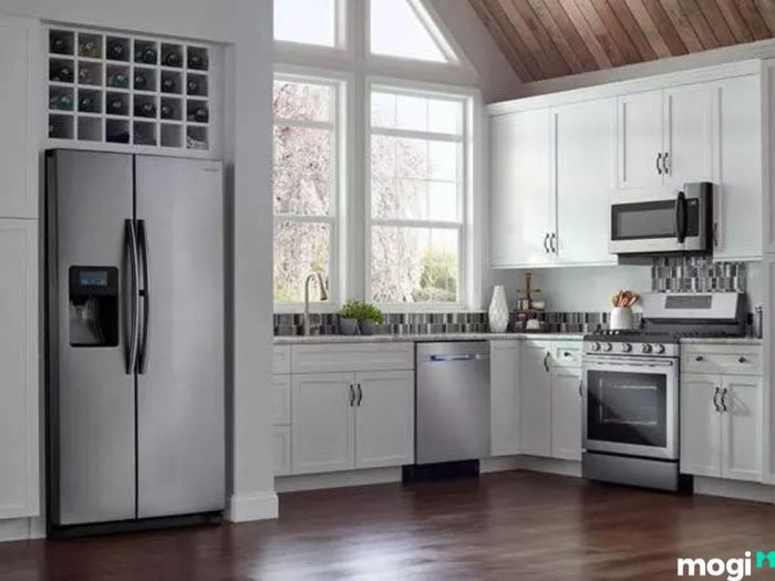 Cần tránh để tủ lạnh đối diện với nhà vệ sinh vì điều này không chỉ ảnh hưởng đến phong thủy mà còn tác động xấu đến chất lượng thực phẩm và sức khỏe trong gia đình.