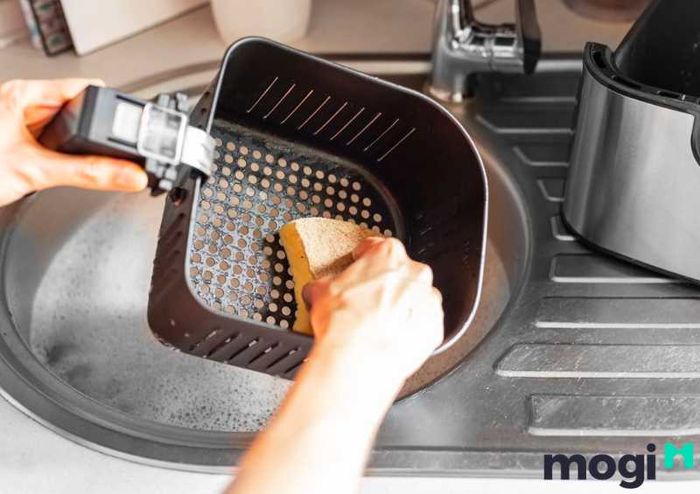 Hướng Dẫn Vệ Sinh Khay, Rá Chiên Sau Khi Dùng