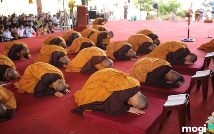 Ai sẽ thực hiện nghi lễ cầu siêu?