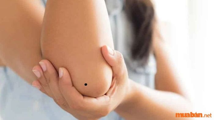 Nốt ruồi ở khuỷu tay phải phụ nữ là điềm cát hay hung?