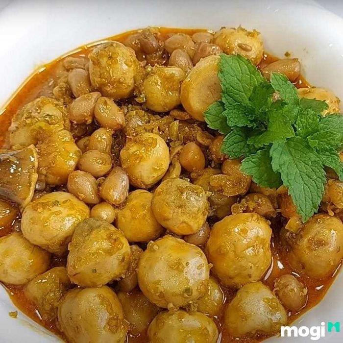 Nấm rơm xào lăn có thể được chế biến theo cả kiểu chay lẫn mặn tùy theo sở thích của từng người.