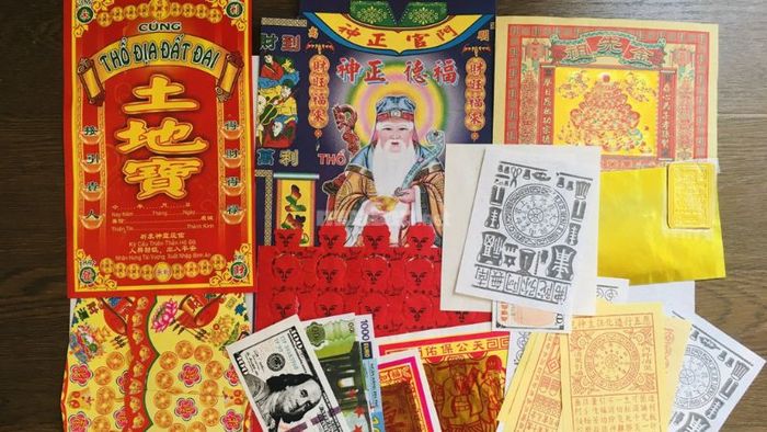 Vàng mã là một phần quan trọng trong lễ cúng đất đai, giúp thể hiện lòng thành kính và mong muốn cầu xin sự bảo vệ của Thổ Công.