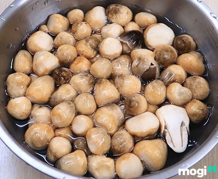 Ngâm nấm rơm trong nước muối là một phương pháp hiệu quả để bảo quản nấm lâu dài.