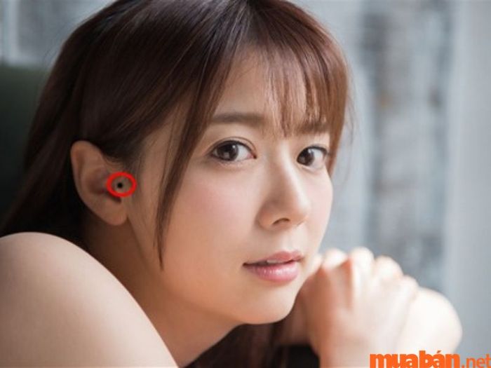 Nốt ruồi ở bình tai phụ nữ có ý nghĩa gì?