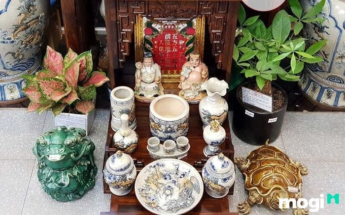 Long Quy nên được đặt trên bàn thờ Thần Tài – Thổ Địa để cầu tài lộc và an khang thịnh vượng.