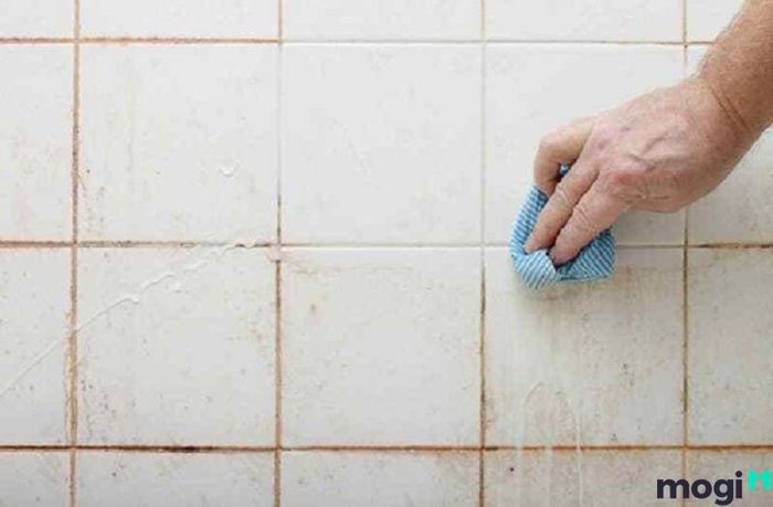 Gạch ốp tường bị ố vàng là tình trạng phổ biến.