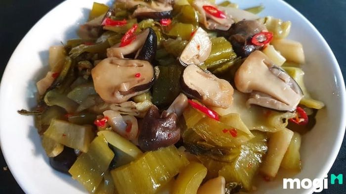 Món nấm xào dưa cải chua là sự kết hợp hài hòa giữa vị chua của dưa cải và nấm rơm dai, dễ chế biến và rất đưa cơm.