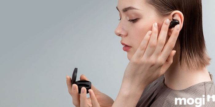 Việc sử dụng tai nghe lâu dài có thể gây ngứa ở tai trái