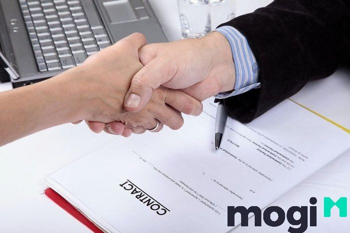 Bạn nên soạn thảo hợp đồng mua bán thật chi tiết và cần đọc kỹ trước khi ký kết để tránh những sai sót không đáng có.