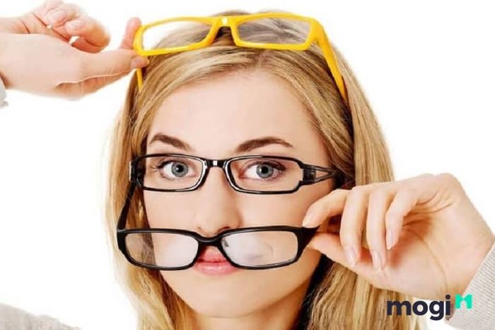 Đảm bảo đeo kính đúng chỉ định và kiểm tra mắt định kỳ để giảm thiểu tình trạng giật mắt.