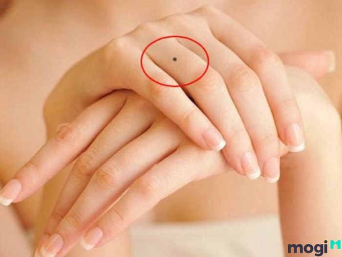 Nốt ruồi ngón tay giữa ở nữ giới thường không được coi là may mắn, đặc biệt nếu nó xuất hiện ở tay trái.