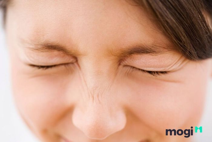 Nháy mắt (co giật mí mắt) là hiện tượng cử động không tự chủ, có thể xảy ra ở một hoặc cả hai mắt.