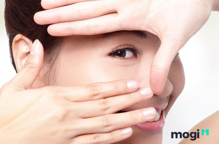 Khi hiện tượng nháy mắt xảy ra quá thường xuyên, nó sẽ gây khó chịu, ảnh hưởng đến sinh hoạt và công việc. Vì vậy, việc khắc phục kịp thời là rất quan trọng.