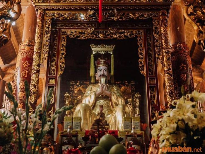 Đức Vua Cha là một phần quan trọng trong tín ngưỡng thờ cúng của người Việt, mang đến sự linh thiêng và uy quyền trong các nghi lễ thờ Mẫu.