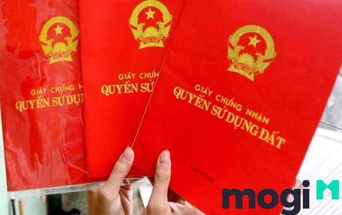 Bạn nên tìm hiểu thêm những kinh nghiệm để phân biệt giữa sổ đỏ thật và giả, tránh những rủi ro không đáng có.