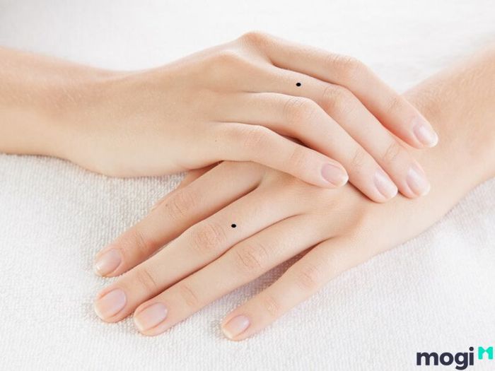 Khám Phá Ý Nghĩa Nốt Ruồi Ngón Tay Giữa