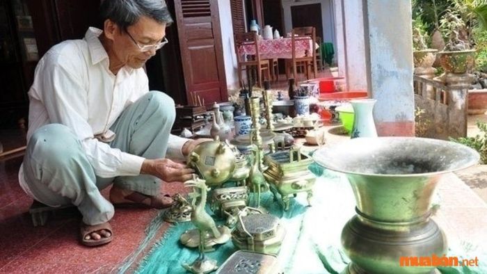 Tiến Hành Lau Dọn Bàn Thờ