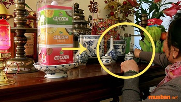 Làm xê dịch bát hương khi tỉa chân nhang có làm sao không?